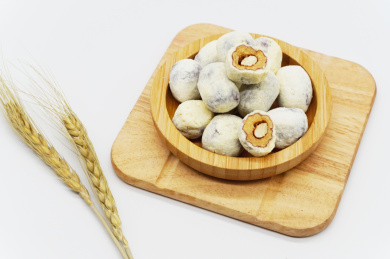 白色背景中的美味的小零食奶枣