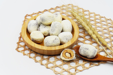 白色背景中的美味的小零食奶枣