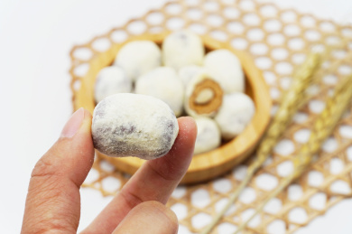 白色背景中的美味的小零食奶枣