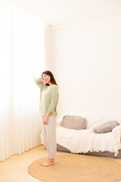 站在客厅穿着居家服伸展身体的居家女性