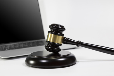 一把法槌在笔记本电脑旁