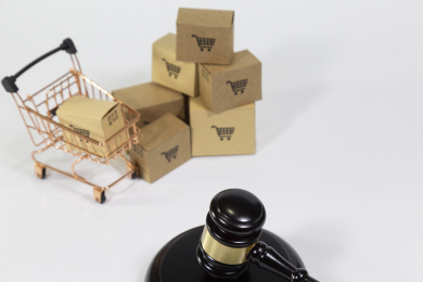 购物车购物箱旁一法槌