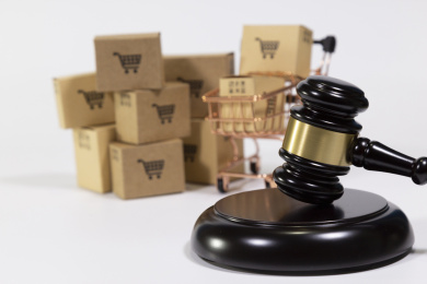 购物车购物箱旁一法槌