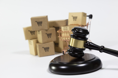 购物车购物箱旁一法槌