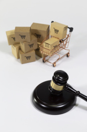 购物车购物箱旁一法槌