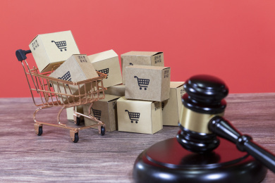 购物车购物箱旁一法槌