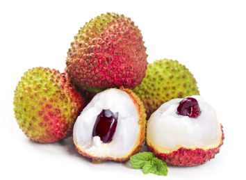 白底上放着一堆新鲜荔枝和两个半边的丹荔