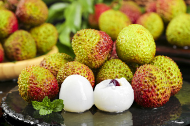 黑底上放着一堆新鲜妃子笑