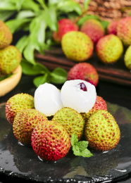 黑底上放着一堆新鲜妃子笑