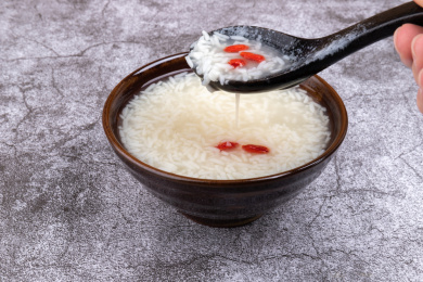 小瓷碗里的醪糟米酒