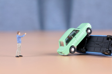 路人拿手机记录车祸现场