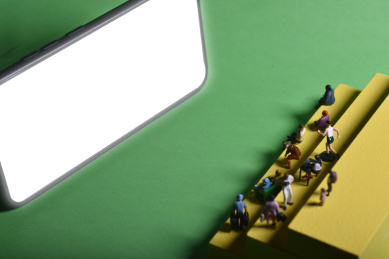 微缩创意摄影，盯着屏幕的围观群众。