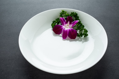 兰花欧芹摆盘装饰的白色空碟