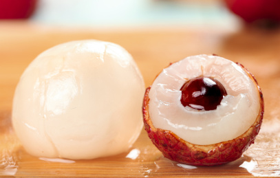 木底上放着荔枝果肉和半边丹荔