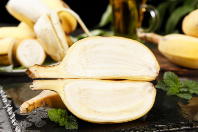 黑底上切开的小香蕉