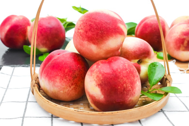 格子底上放着一蓝新鲜油桃