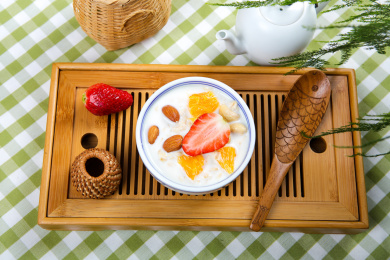 健康营养早餐坚果水果牛奶泡麦片