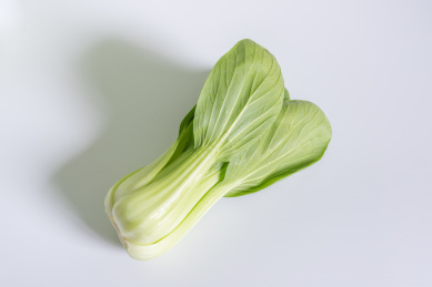 白背景上的上海青小白菜