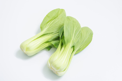 白背景上的上海青小白菜