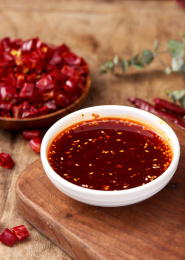 餐具中盛放的辣椒油