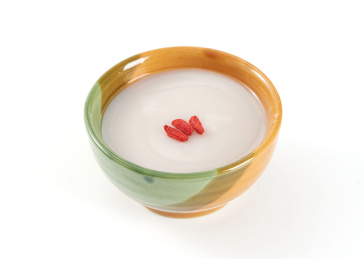 餐具里冲泡好的桂花枸杞山药粉