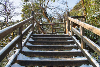 梵净山景区冬季积雪的阶梯