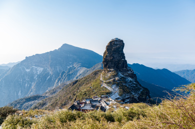 贵州铜仁冬季晴天下的梵净山