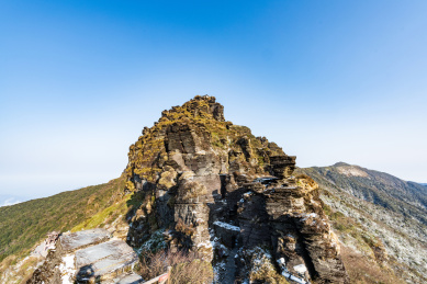 贵州铜仁梵净山冬季季晴天下的老金顶