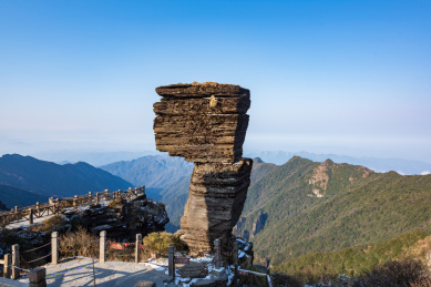 贵州铜仁梵净山冬季晴天下的蘑菇石