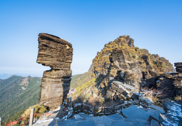 贵州铜仁梵净山冬季晴天下的蘑菇石
