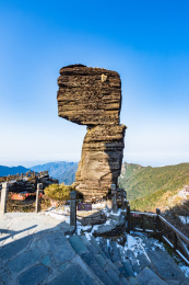 贵州铜仁梵净山冬季晴天下的蘑菇石