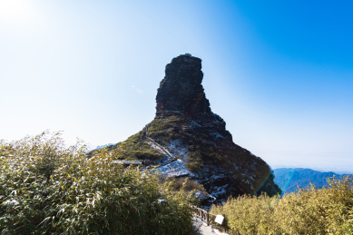 贵州铜仁梵净山冬季晴天下的新金顶