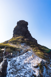 贵州铜仁梵净山冬季晴天下的新金顶