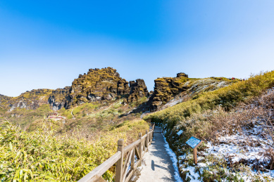 冬季晴天下的贵州铜仁梵净山