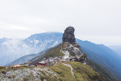 贵州铜仁冬季阴天的梵净山