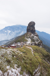 贵州铜仁冬季阴天的梵净山