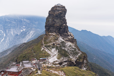 贵州铜仁冬季阴天的梵净山