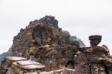 雾中的梵净山老金顶 