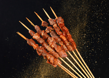 黑色背景上的牛肉串