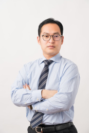 站在白色背景前穿正装的亚洲男士
