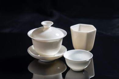 白瓷茶具三才杯六角茶盏特写黑色背景