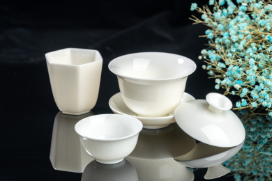 白瓷茶具三才杯六角茶盏特写黑色背景