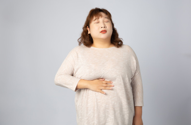 胃疼的亚洲肥胖女孩儿 手捂肚子