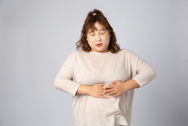 胃疼的亚洲肥胖女孩儿 手捂肚子