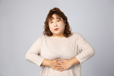 胃疼的亚洲肥胖女孩儿 手捂肚子