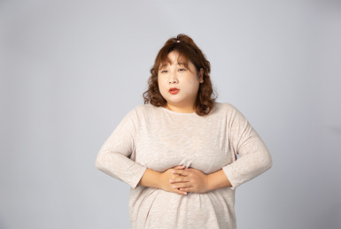 胃疼的亚洲肥胖女孩儿 手捂肚子