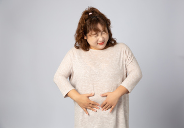 感觉腹疼的亚洲肥胖女孩
