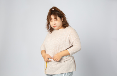 亚洲肥胖女生测量腰围度特写