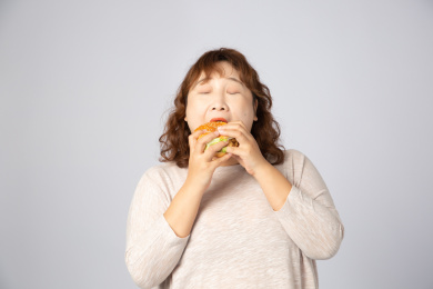 暴饮暴食的亚洲肥胖女生