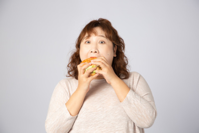 暴饮暴食的亚洲肥胖女生